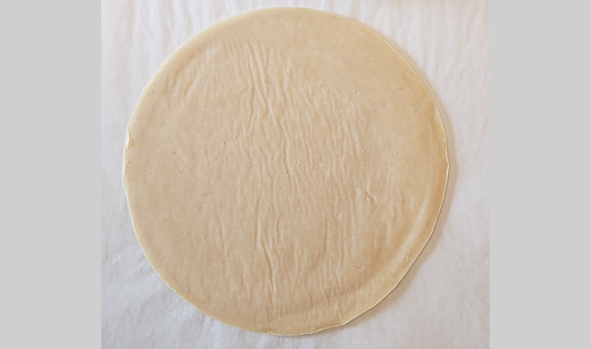 Round pie dough lid for baking
